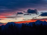 Rotleuchtende Wolkenstreifen am Morgen über Hochgern und Hochfelln